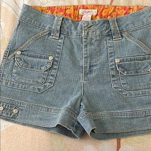 Candie’s Girls' Jean shorts. Girls' Size:14. Will fit Juniors!